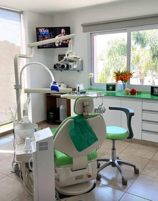Consultorio con sillón odontológico verde