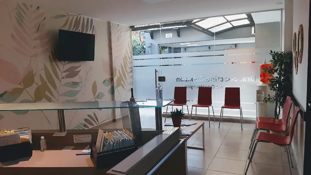 Recepción y sala de espera con sillas rojas